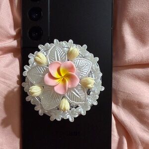 Floral Mag-Safe Pop Socket.